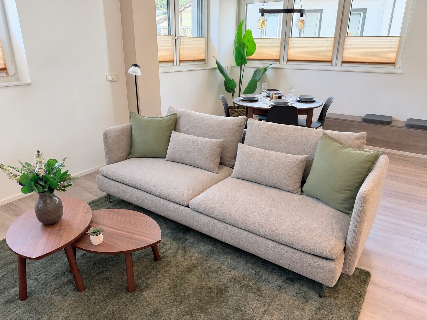 Apartment 1 Kordel – Sofa mit Couchtischen und Essbereich