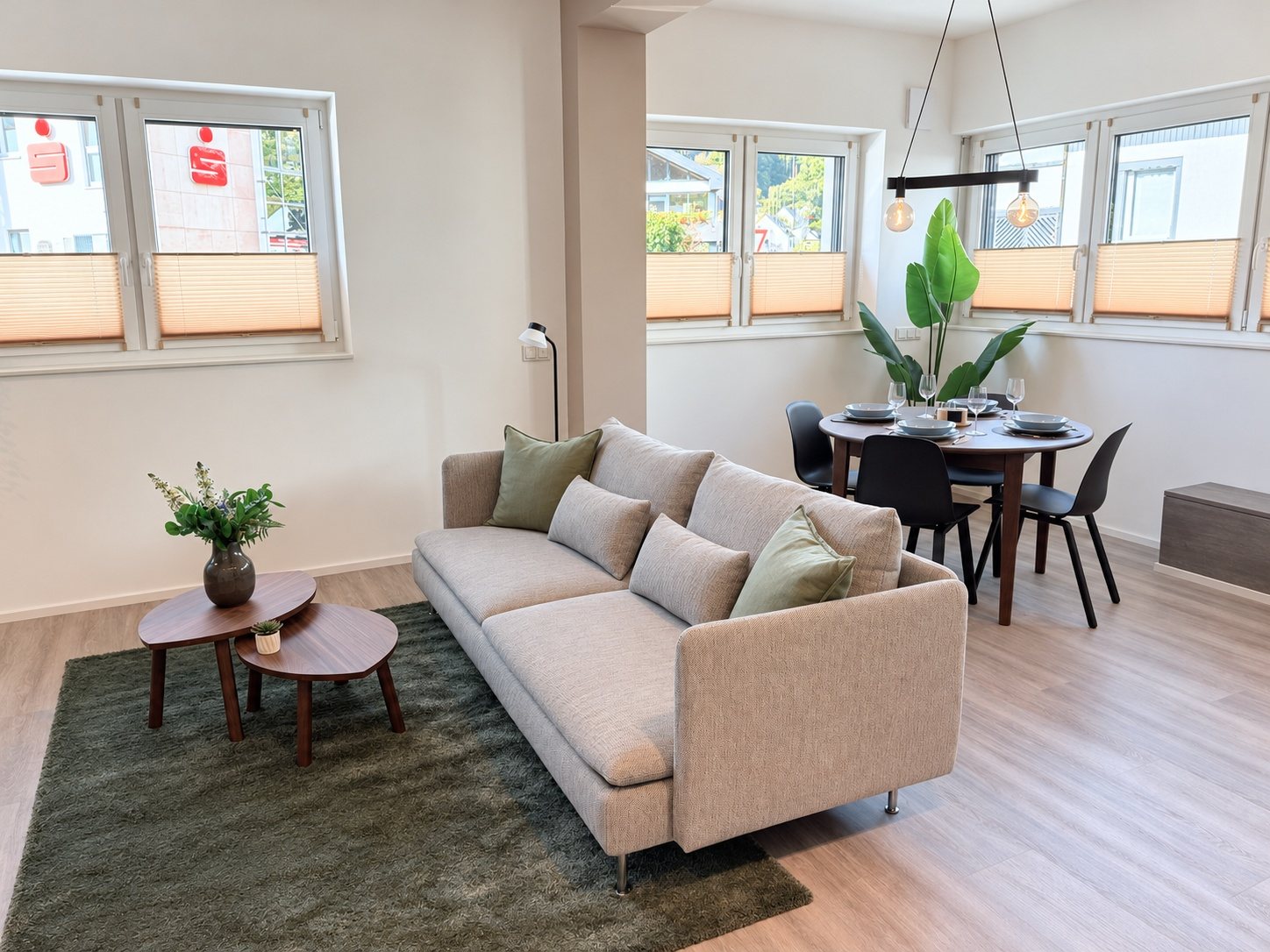 Apartment 1 Kordel – Wohnbereich mit Sofa und Essplatz am Fenster