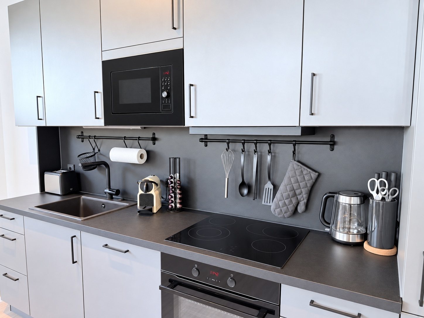 Apartment 1 Kordel – Küche mit Kochfeld, Wasserkocher und Kaffeemaschine