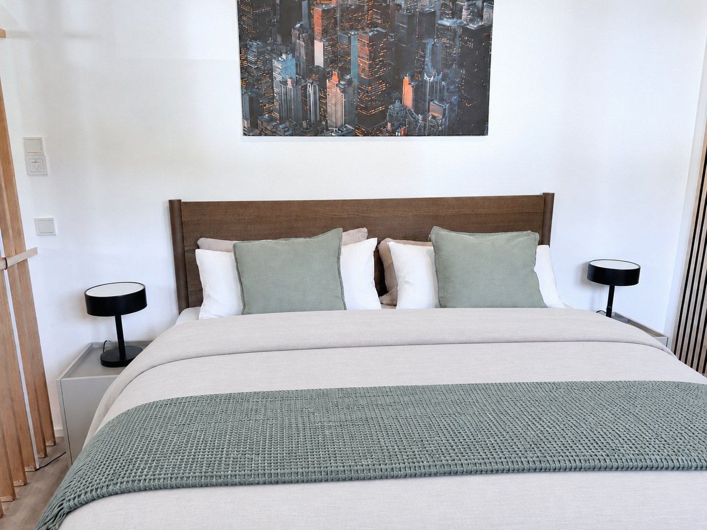 Apartment 1 Kordel – Doppelbett mit Nachttischen