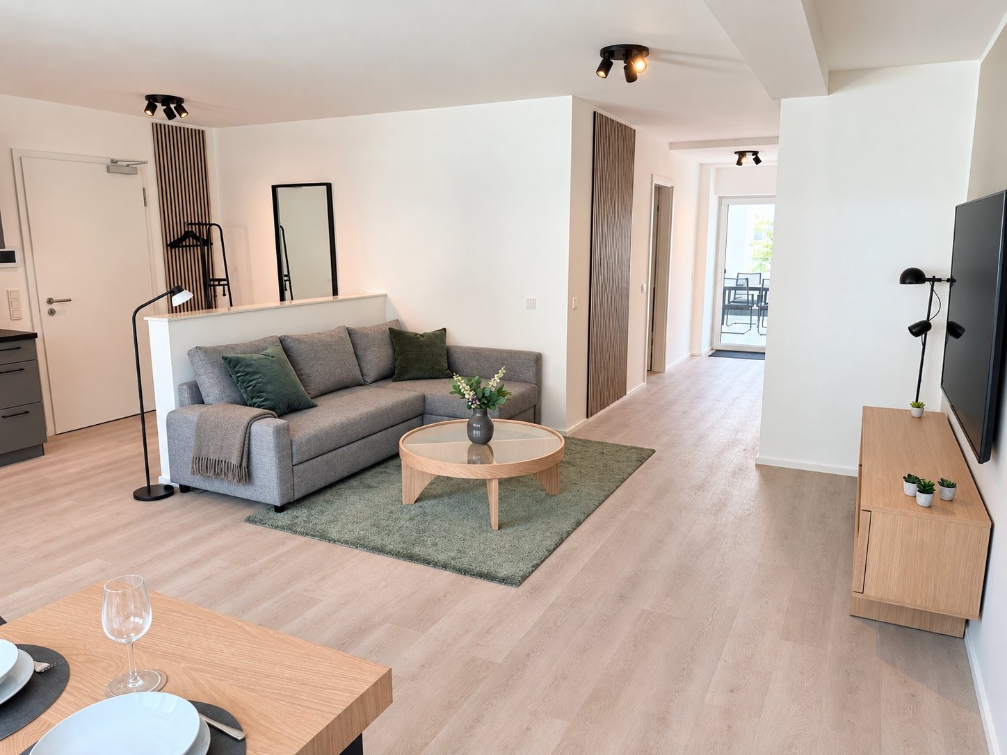 Apartment 2 Kordel – Offener Wohnbereich mit Sofa und Esstisch