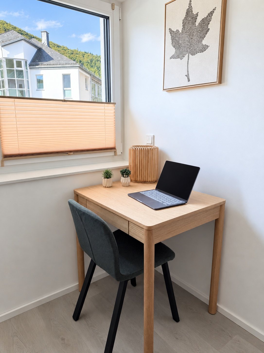 Apartment 2 Kordel – Arbeitsplatz am Fenster im Schlafzimmer