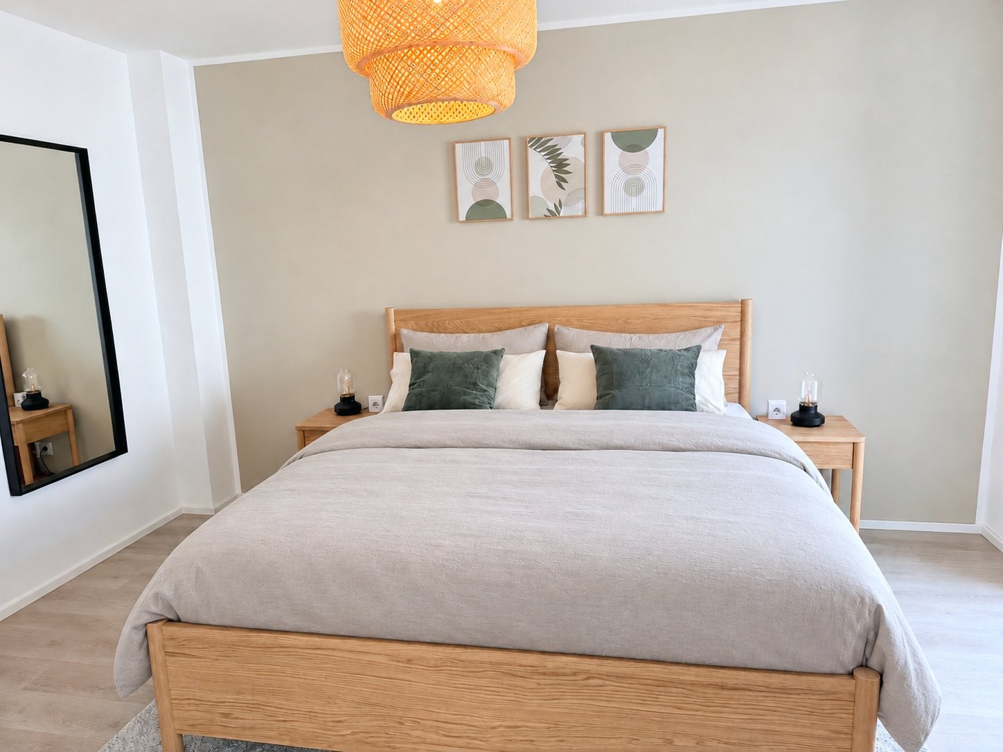 Apartment 2 Kordel – Schlafzimmer mit Doppelbett und Spiegel