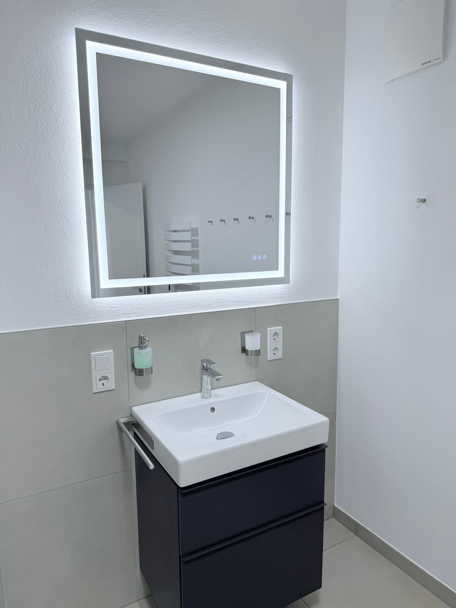 Apartment 2 Kordel – Waschtisch mit beleuchtetem Spiegel