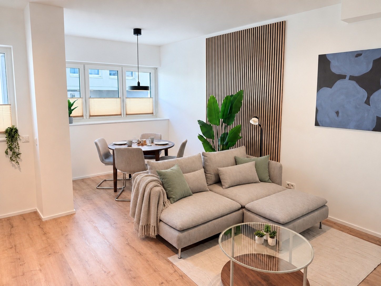 Apartment 3 Kordel – Sofa mit Essbereich am Fenster