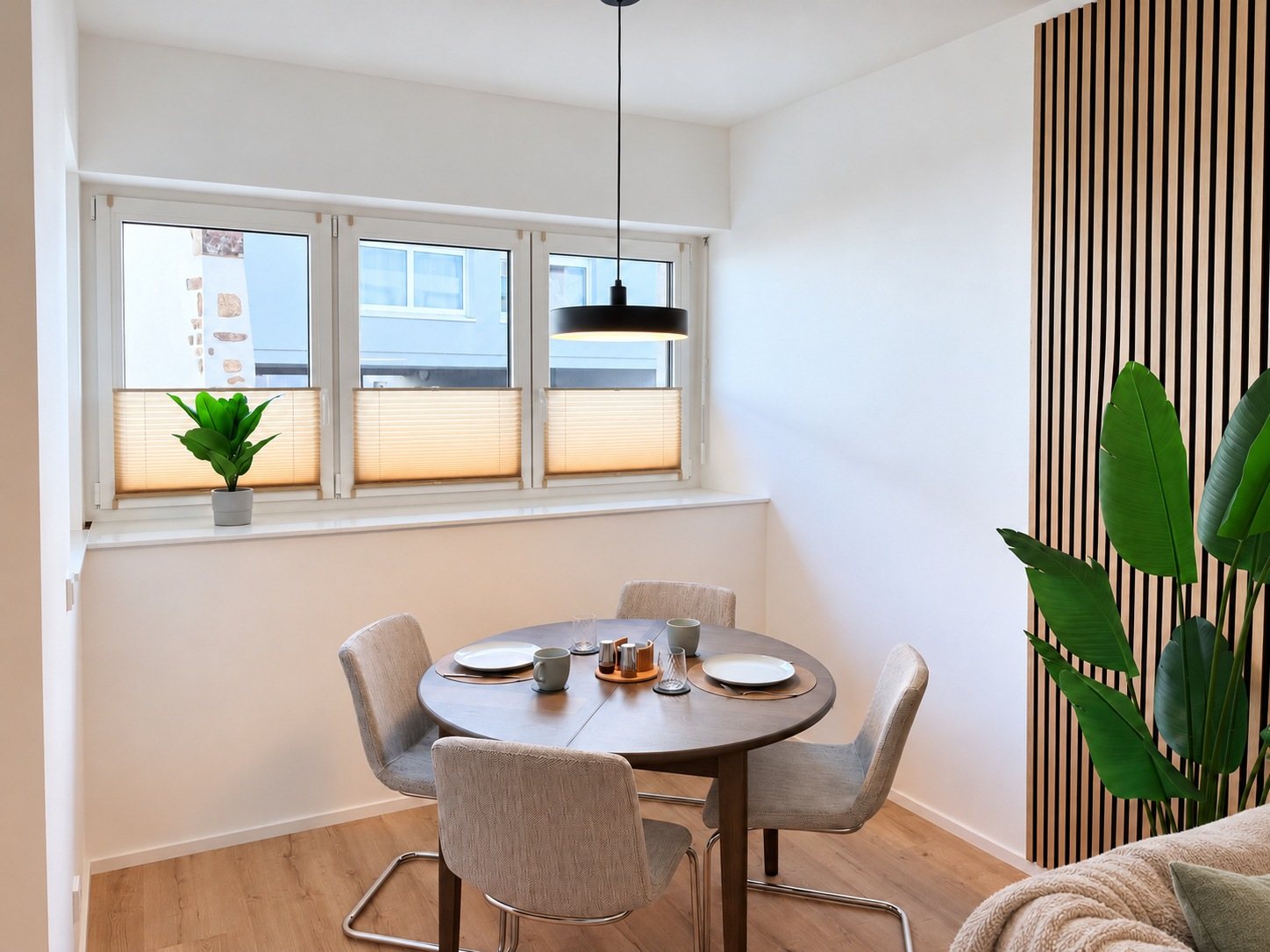 Apartment 3 Kordel – Essbereich mit rundem Tisch