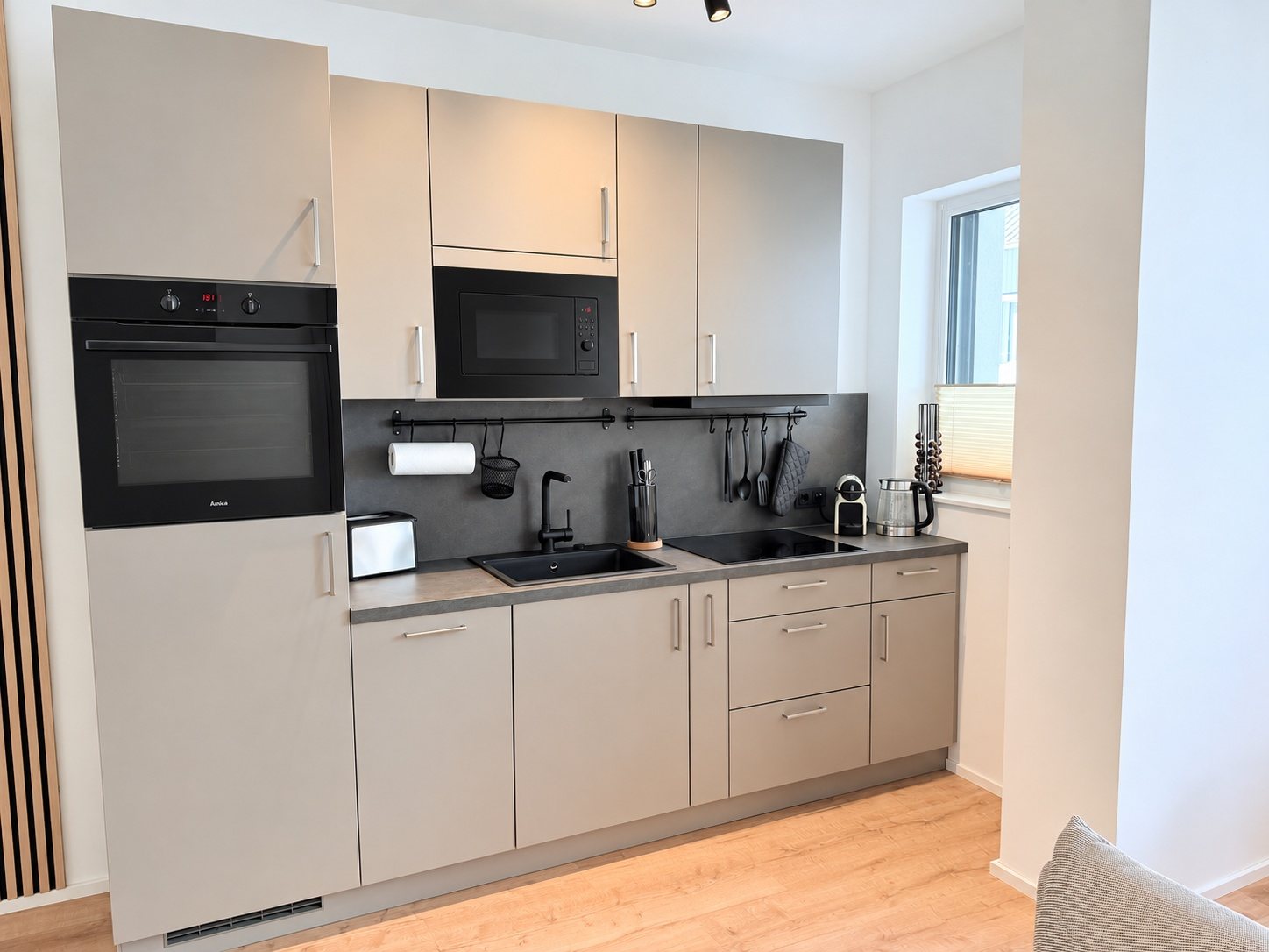 Apartment 3 Kordel – Küchenzeile mit Backofen und Mikrowelle