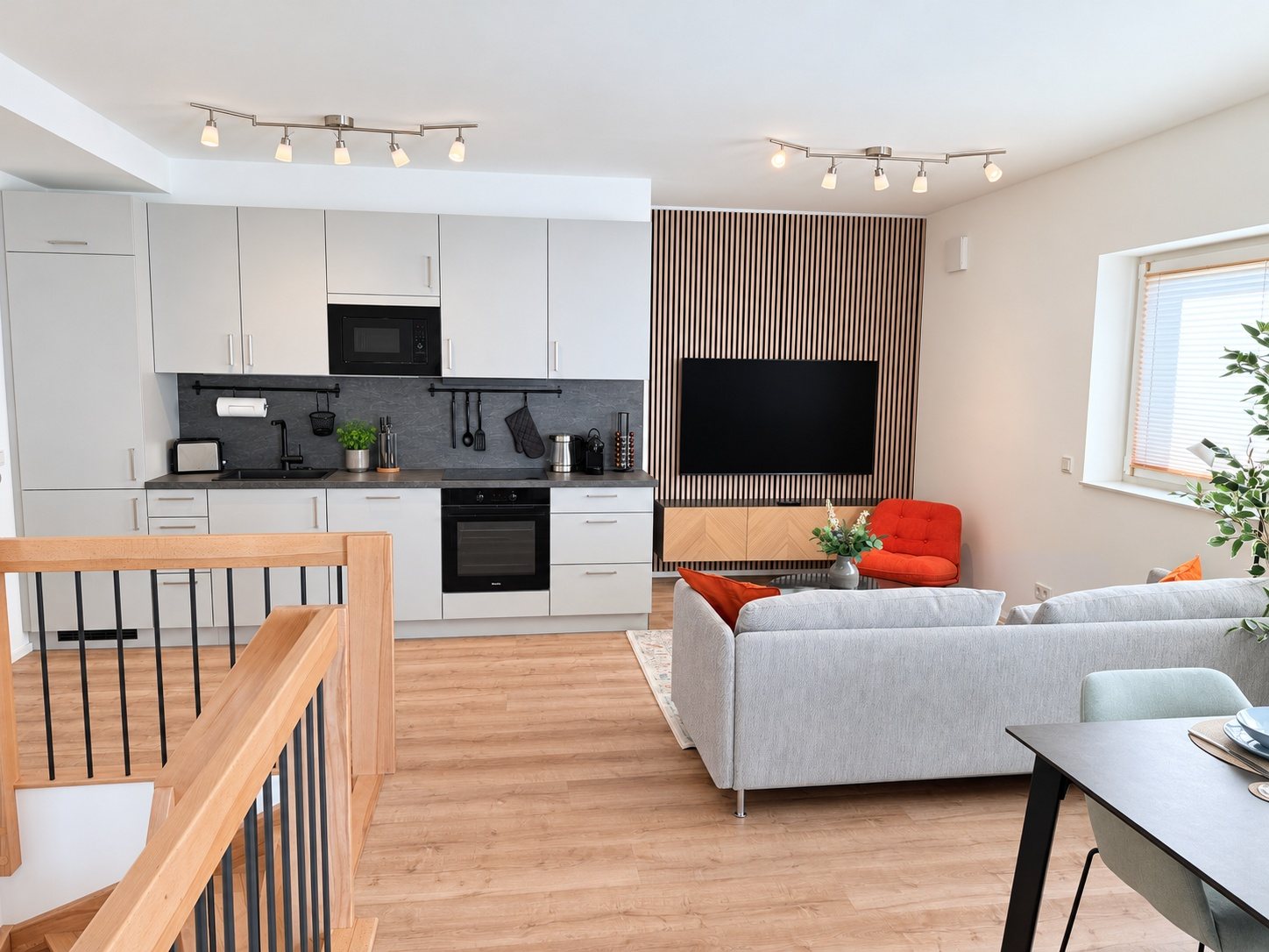 Apartment 5 Kordel – Offener Wohnbereich mit Küche und Smart-TV