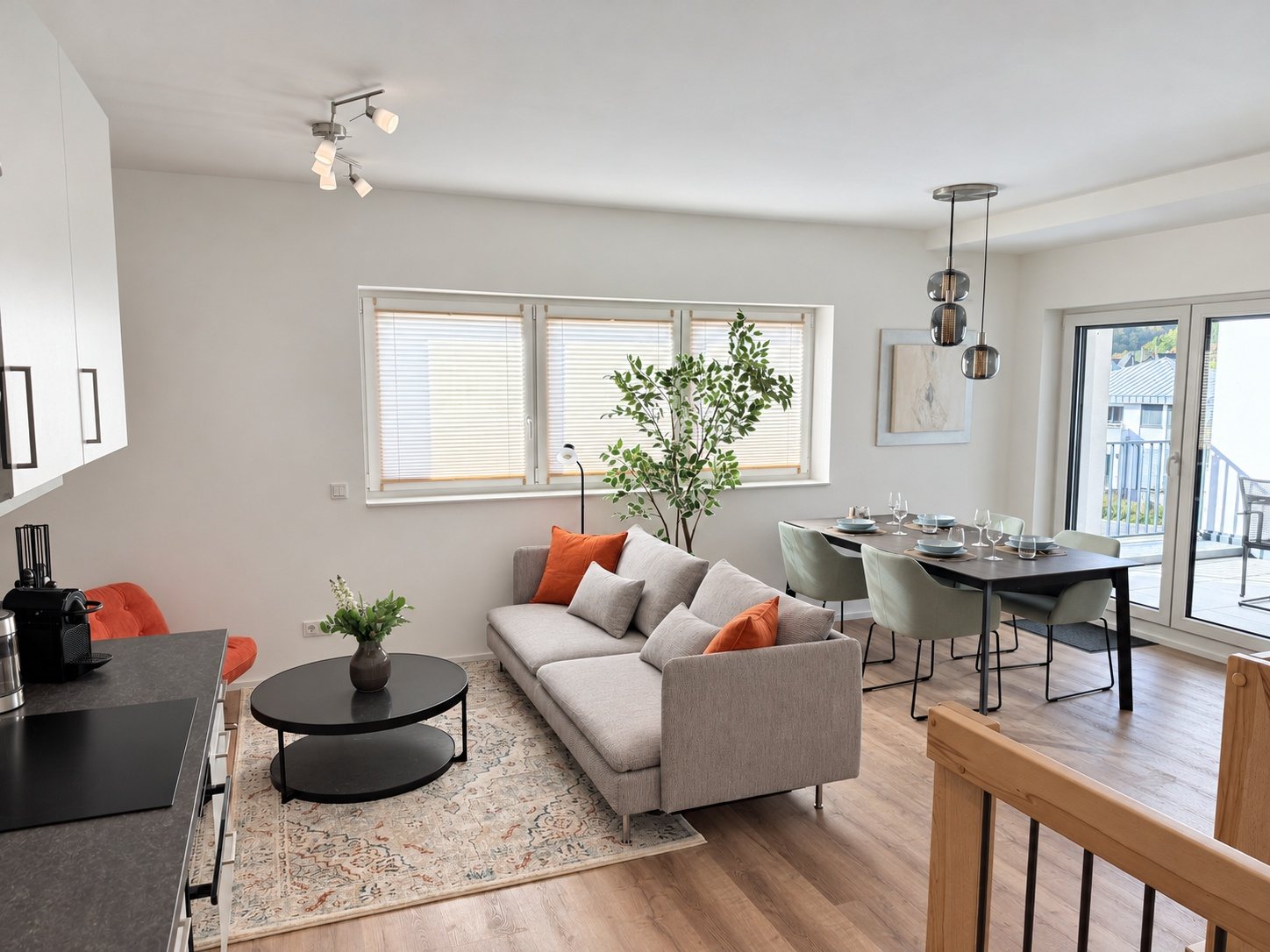 Apartment 5 Kordel – Wohnbereich mit Sofa und Essbereich