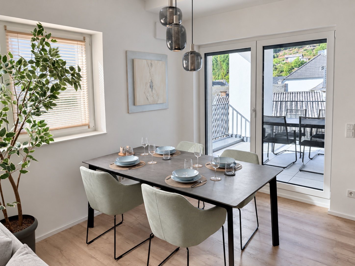 Apartment 5 Kordel – Esstisch mit Zugang zum Balkon