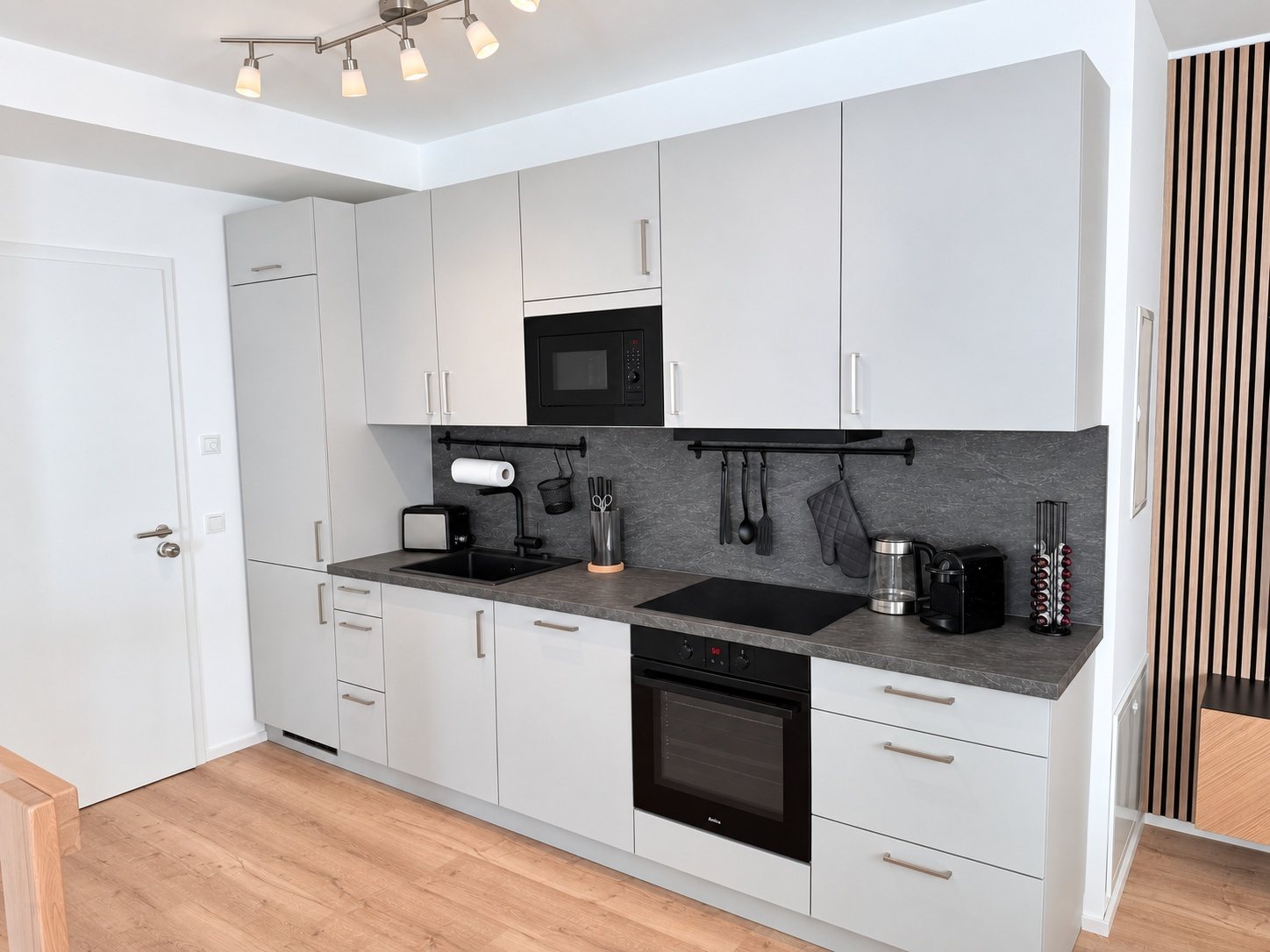 Apartment 5 Kordel – Küchenzeile mit Backofen und Mikrowelle