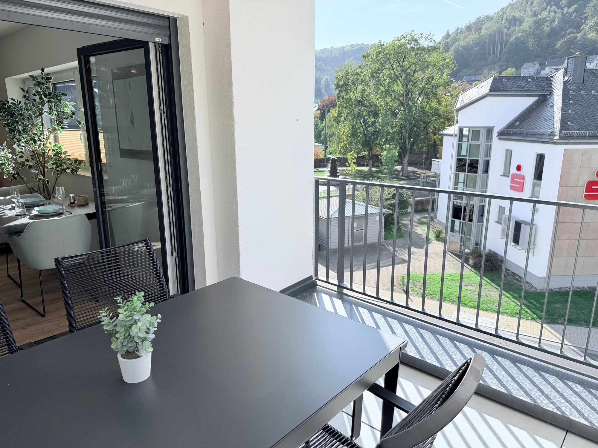 Apartment 5 Kordel – Balkon mit Tisch und Blick ins Grüne