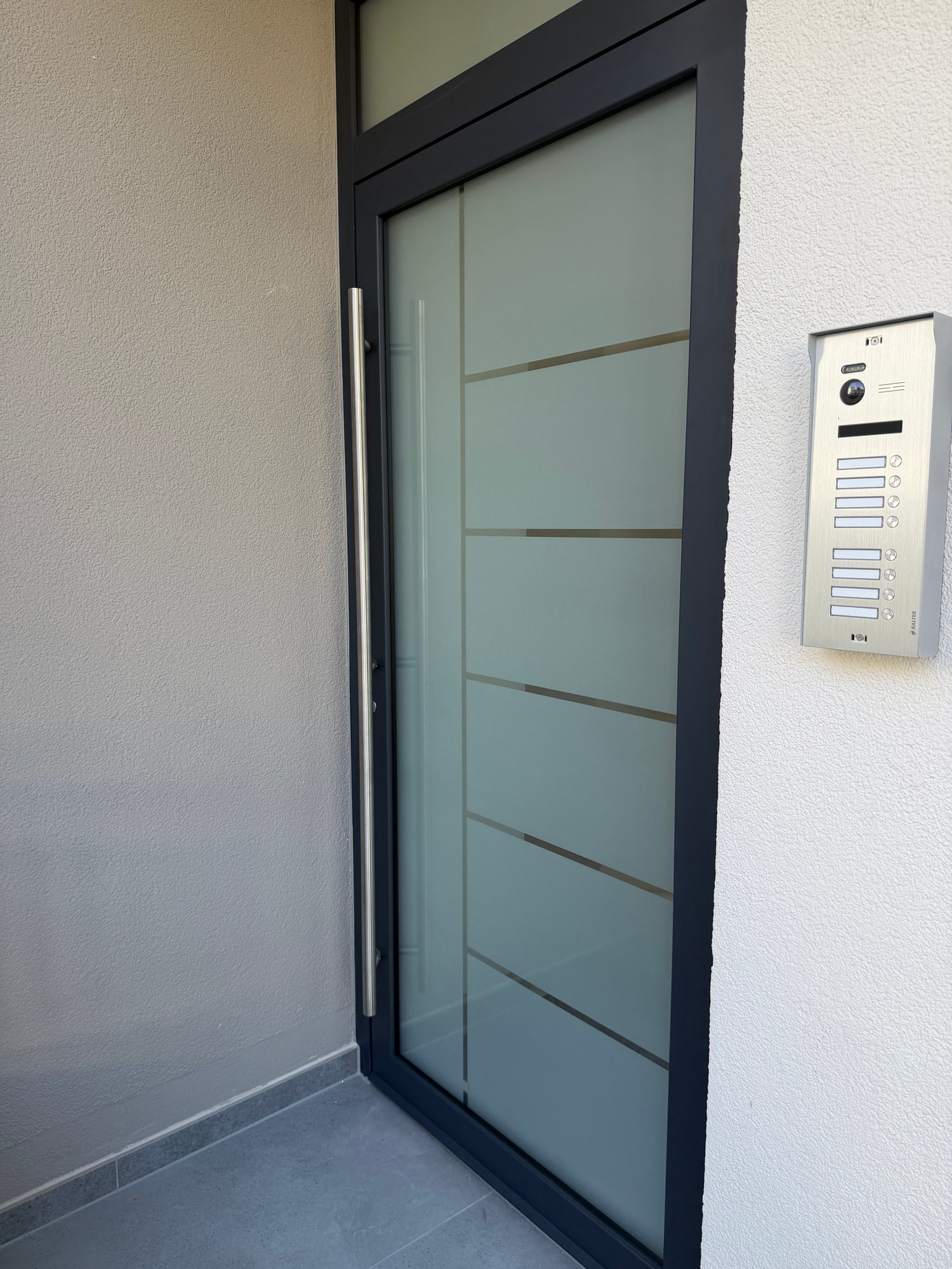 Apartment 2 Kordel – Haustür mit Klingel und Türschild