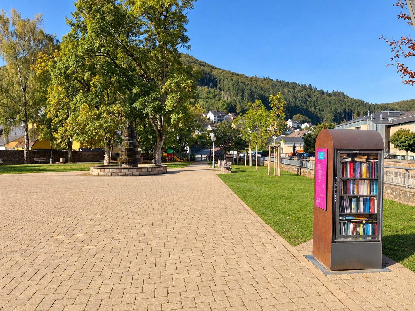 Apartment 2 Kordel – Dorfplatz mit Bücherschrank