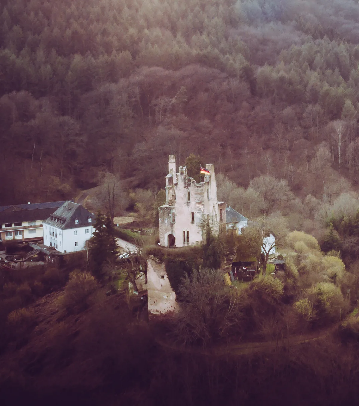 Burg Ramstein über dem Kylltal bei Kordel