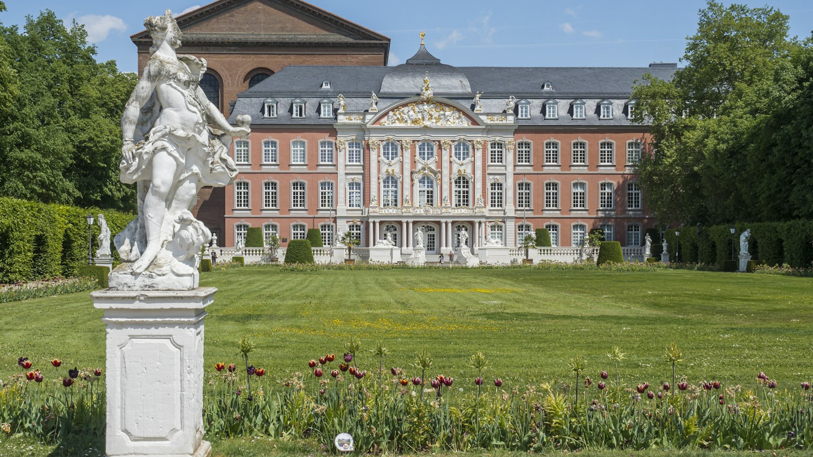 Le jardin du Palais à Trèves avec le palais électoral et, derrière, la basilique romaine de Constantin