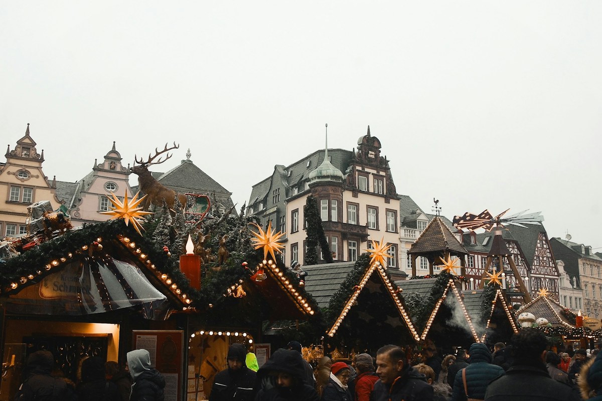 Houten kraampjes van een kerstmarkt in de schemering